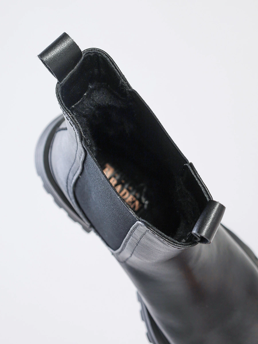 Ботинки черного цвета с эластичными вставками